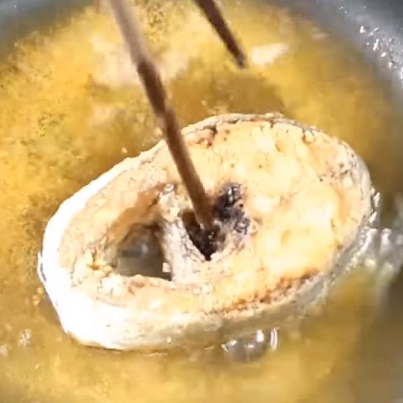 Step 3 Fry the fish for fish with garlic and chili