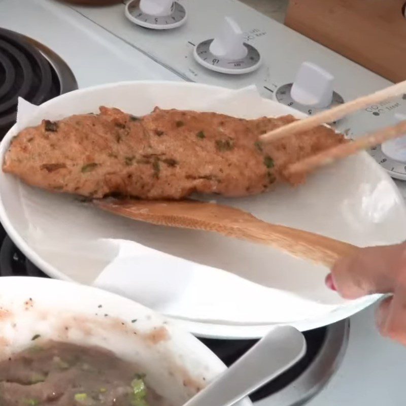 Step 4 Frying the fish for fish cake wrapped in rice paper