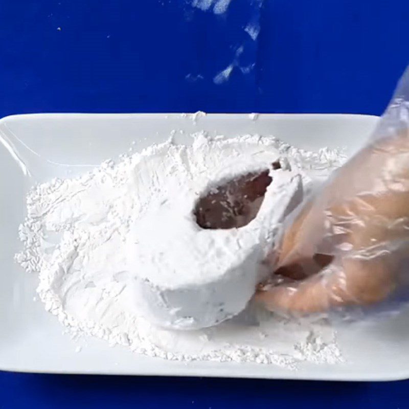 Step 3 Fry the fish for fish with garlic and chili