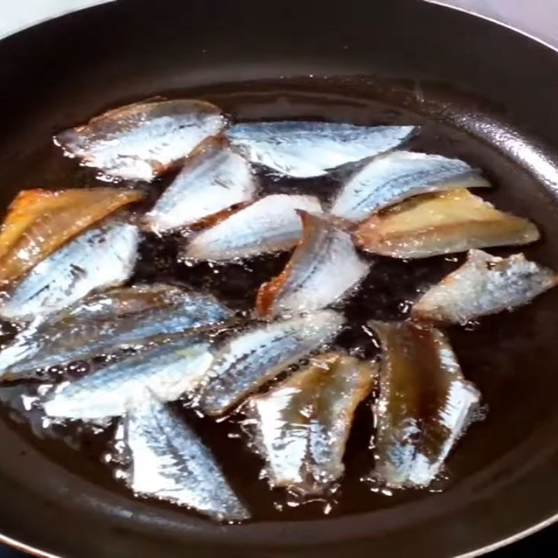 Step 2 Fry the fish Golden fish with sweet and salty glaze