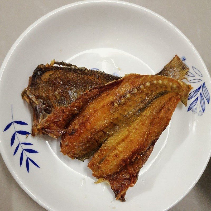 Step 2 Fry the fish Dried Fish with Garlic and Chili