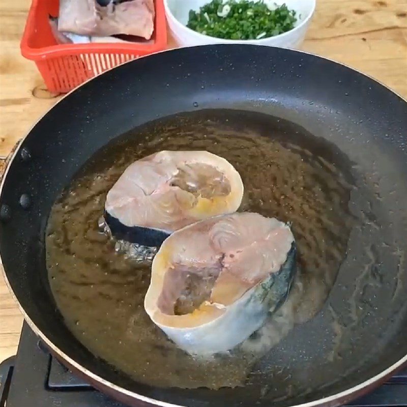 Step 3 Fry the fish Pomelo fish with tomato sauce