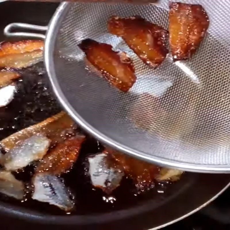 Step 2 Fry the fish Golden fish with sweet and salty glaze