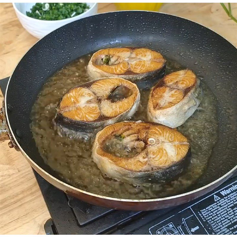 Step 3 Fry the fish Pomelo fish with tomato sauce