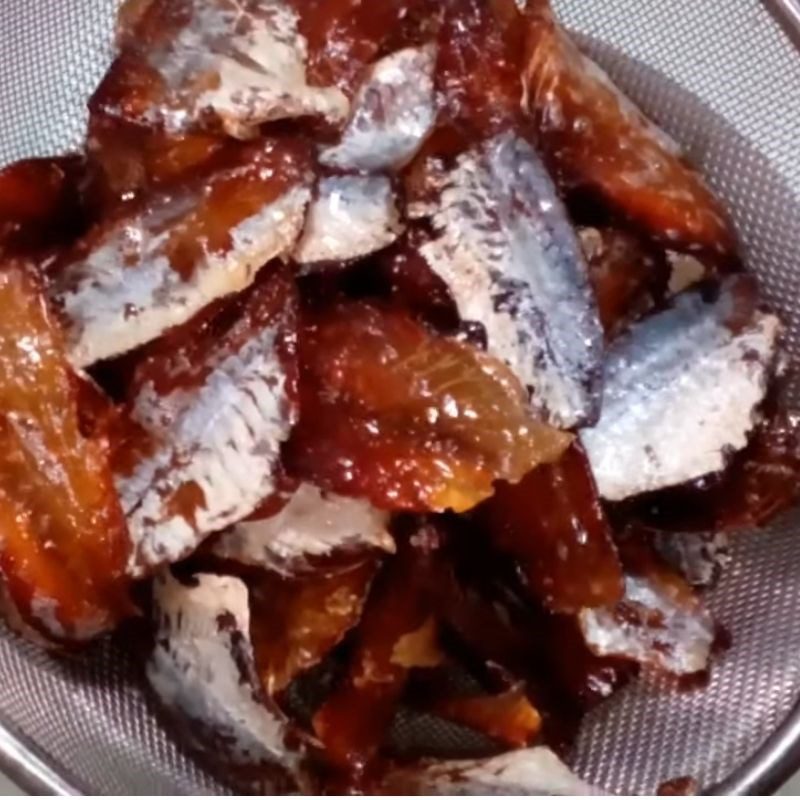 Step 2 Fry the fish Golden fish with sweet and salty glaze