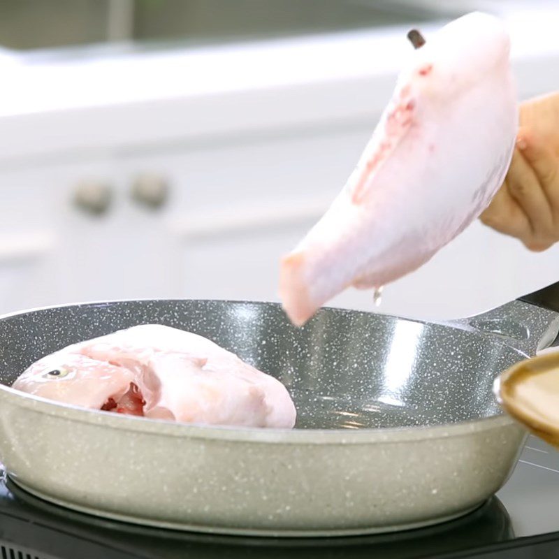 Step 3 Fry the fish for crab soup