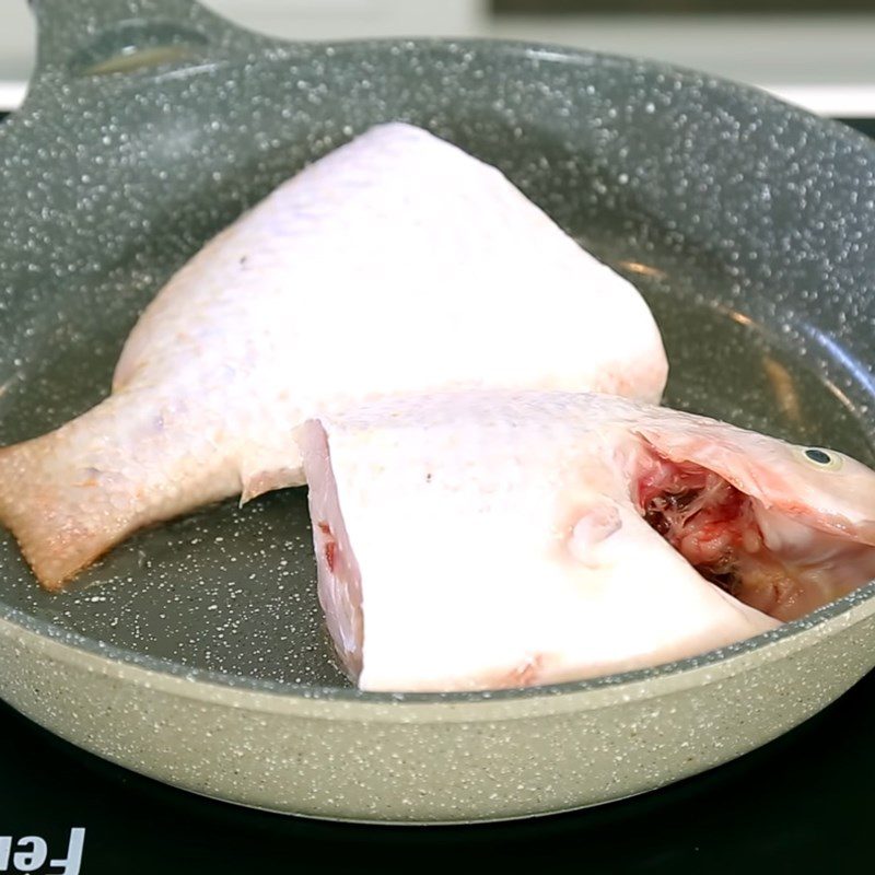 Step 3 Fry the fish for crab soup