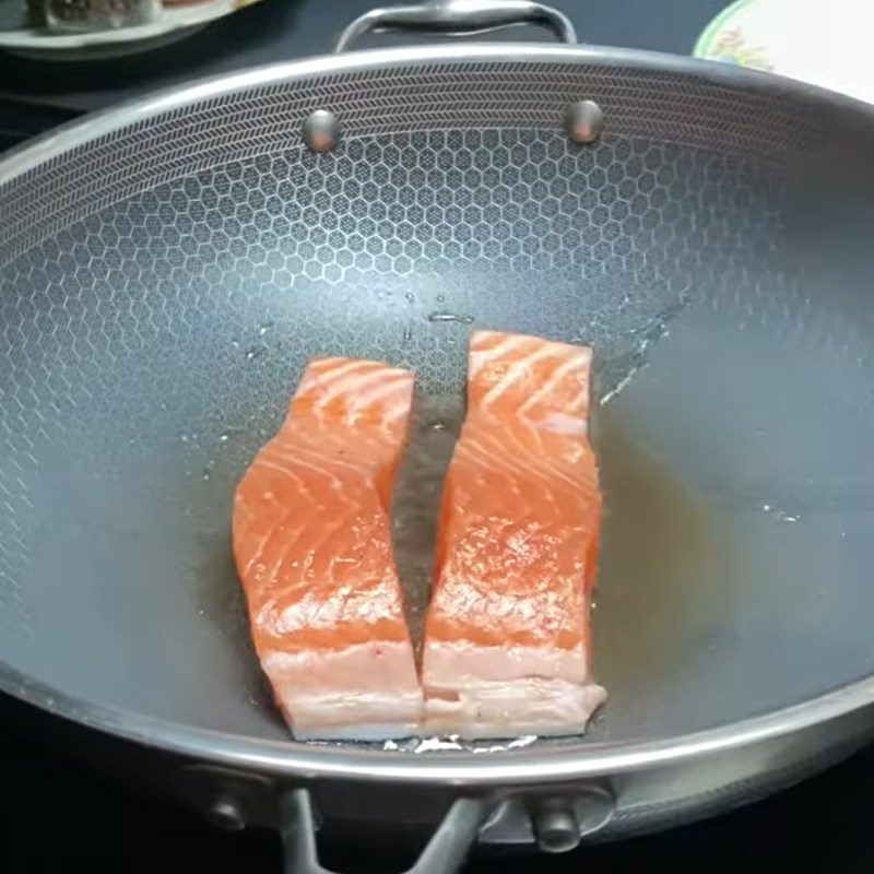 Step 2 Fry salmon with radish soup