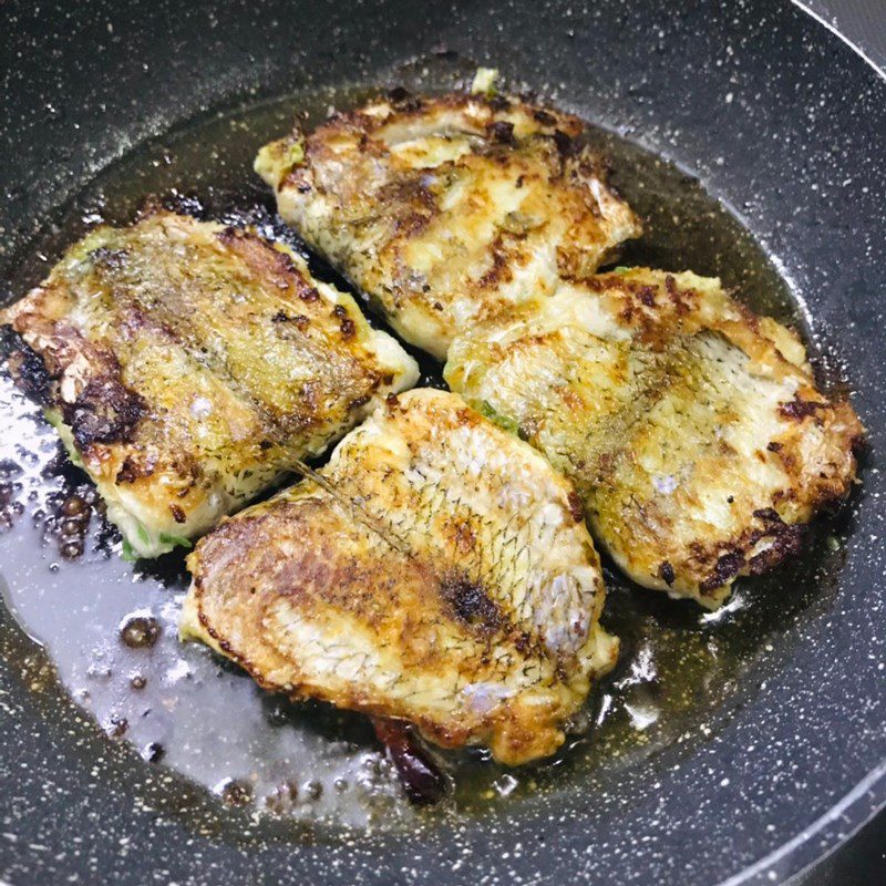 Step 4 Fry the fish for fried fish