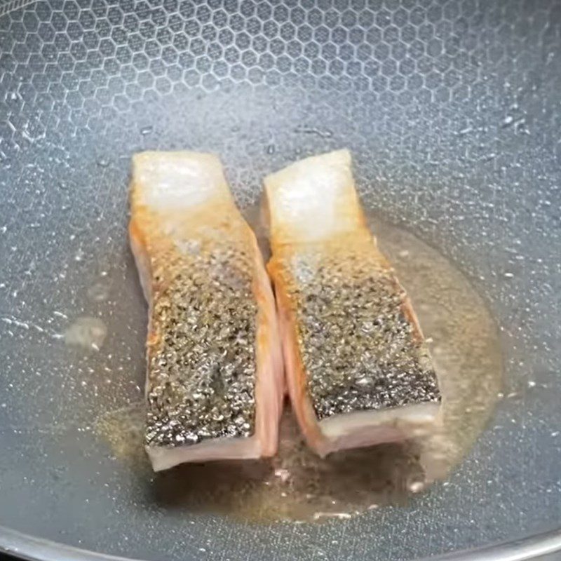 Step 2 Fry salmon with radish soup