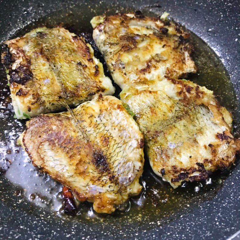 Step 4 Frying fish Fried mackerel with lemongrass and chili