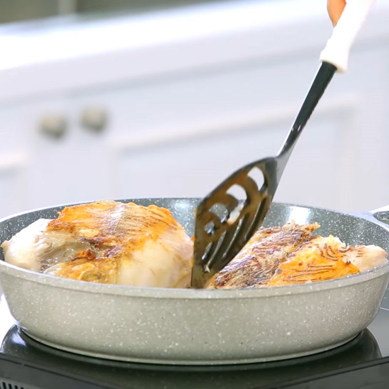 Step 3 Fry the fish for crab soup