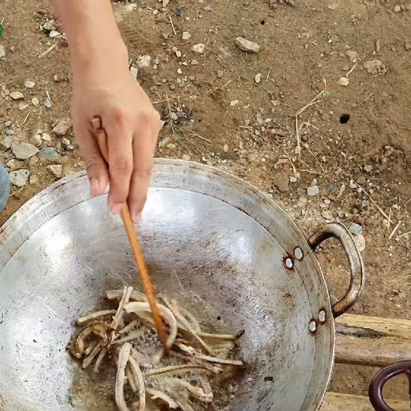 Step 3 Fry the fish Fish salad (gỏi nhệch)