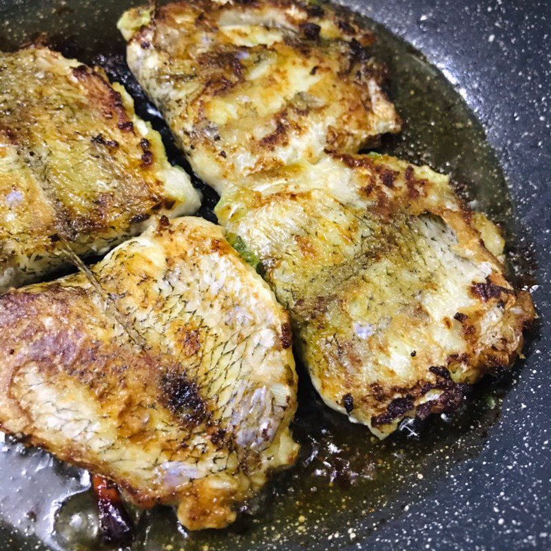 Step 4 Frying fish Fried mackerel with lemongrass and chili