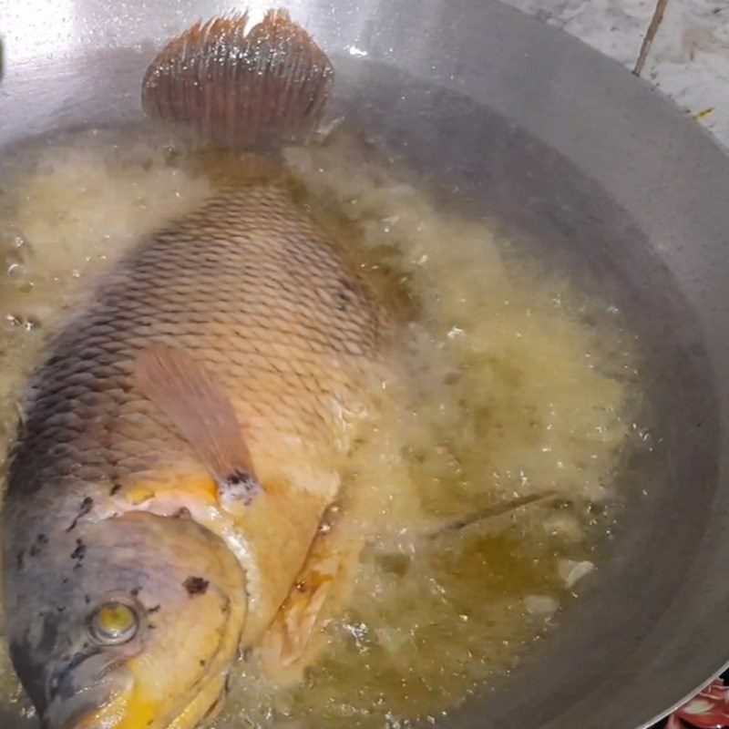 Step 2 Frying fish Fried giant snakehead fish with tamarind sauce