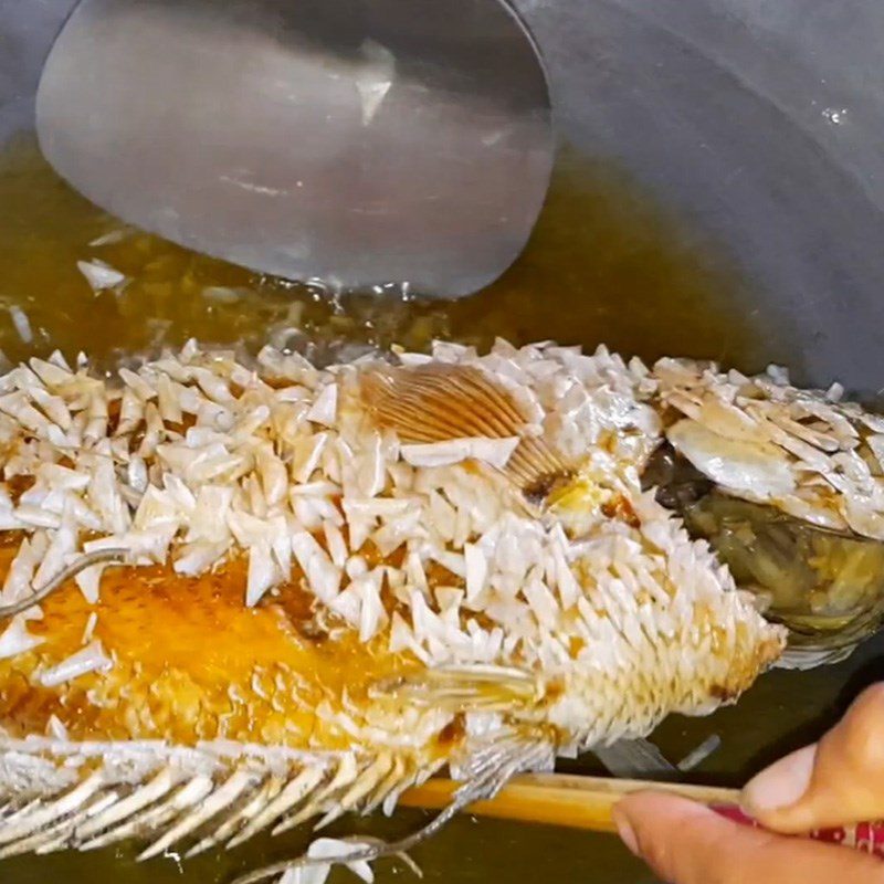 Step 2 Frying fish Fried giant snakehead fish with tamarind sauce