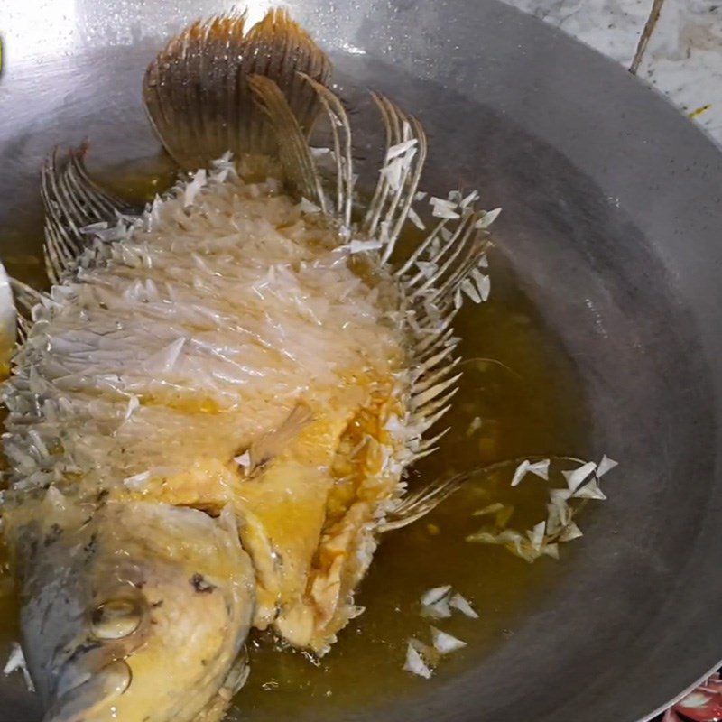 Step 2 Frying fish Fried giant snakehead fish with tamarind sauce