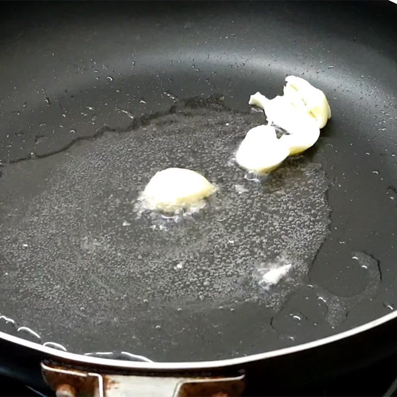 Step 2 Frying the fish for Salmon with soy sauce