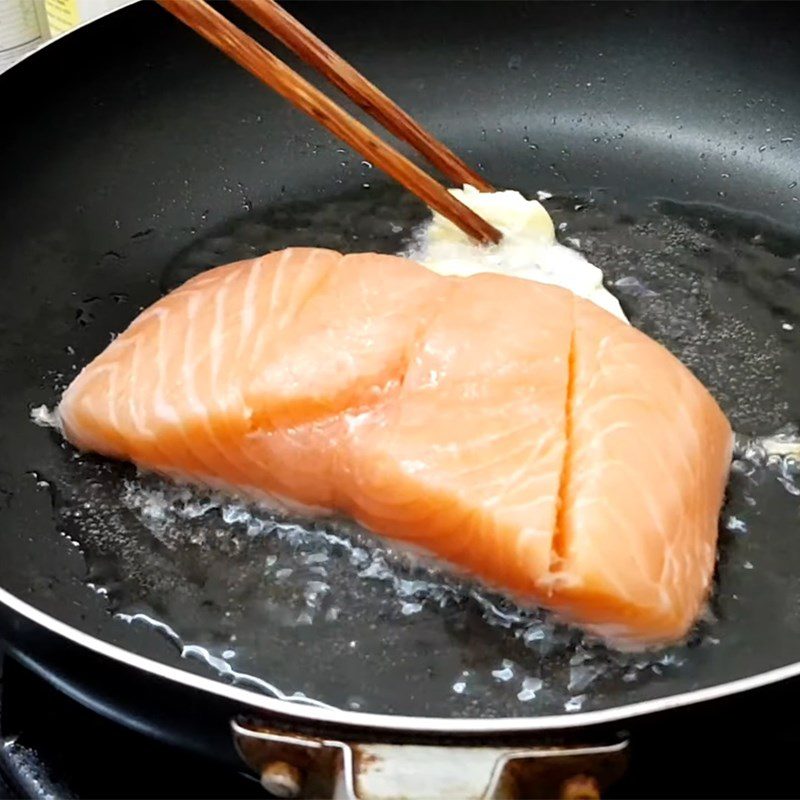 Step 2 Frying the fish for Salmon with soy sauce