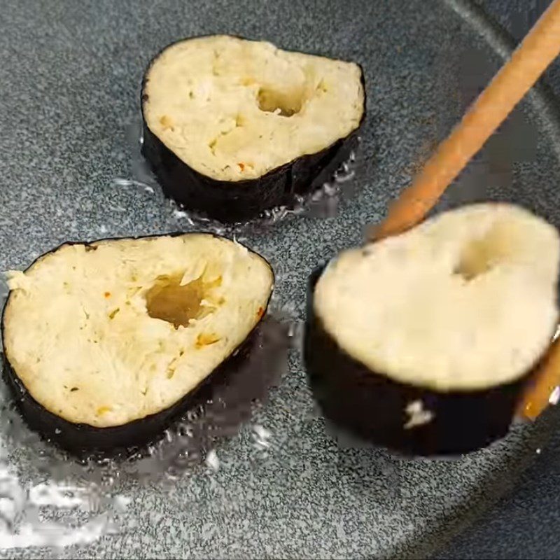 Step 5 Frying vegetarian mackerel