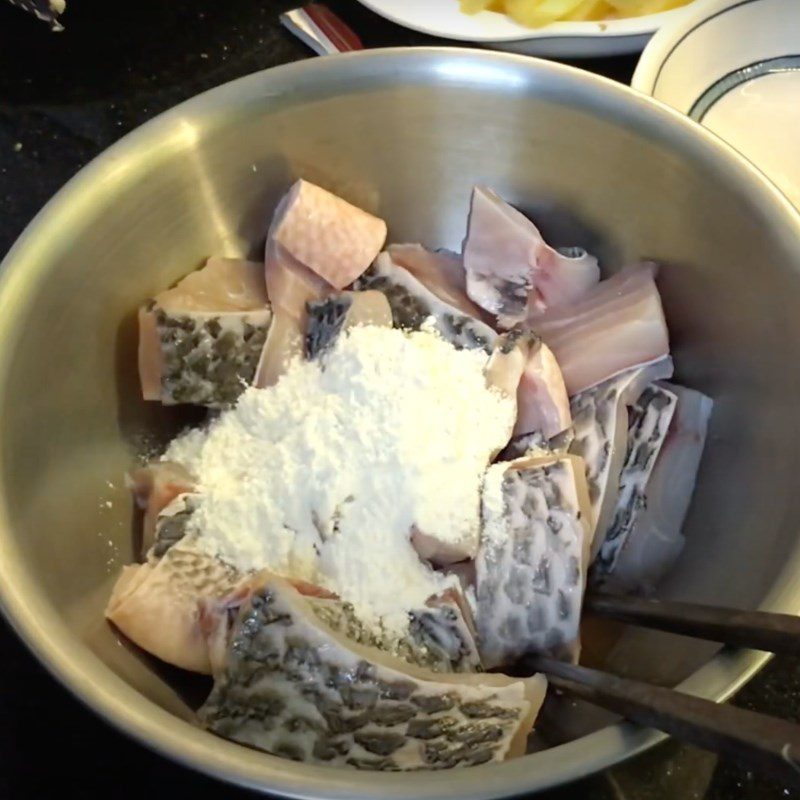 Step 4 Fry the fish for Tilapia noodle soup