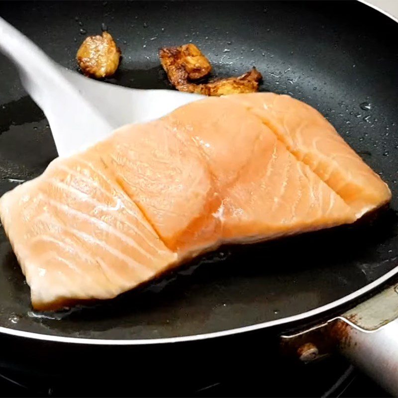 Step 2 Frying the fish for Salmon with soy sauce