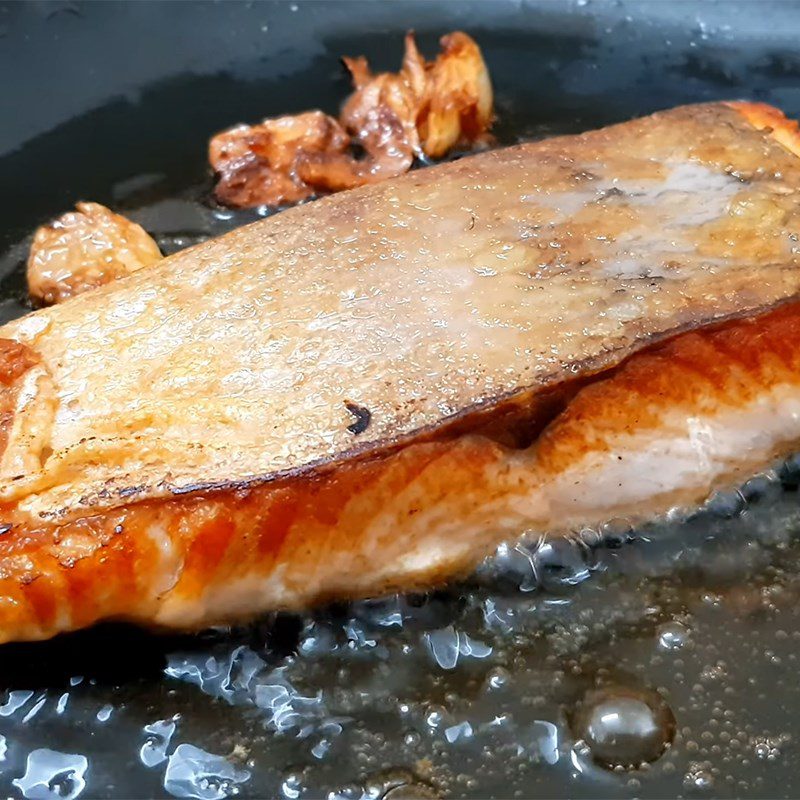 Step 2 Frying the fish for Salmon with soy sauce