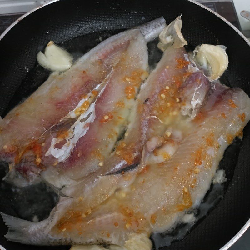 Step 2 Fry the fish Sun-dried mackerel fried with salt and chili