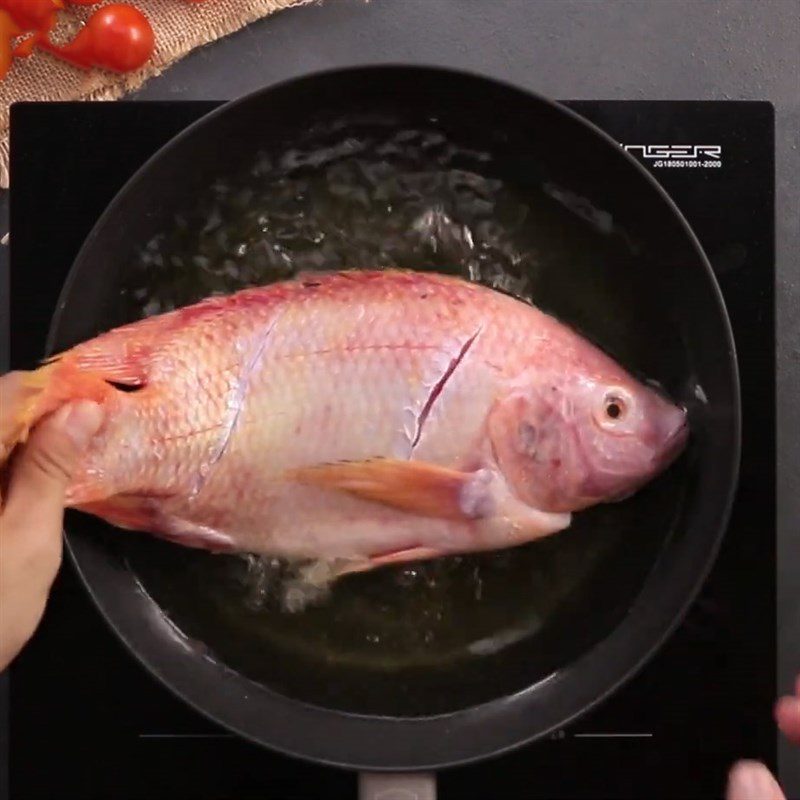 Step 3 Frying fish Fried red tilapia with vegetable sauce