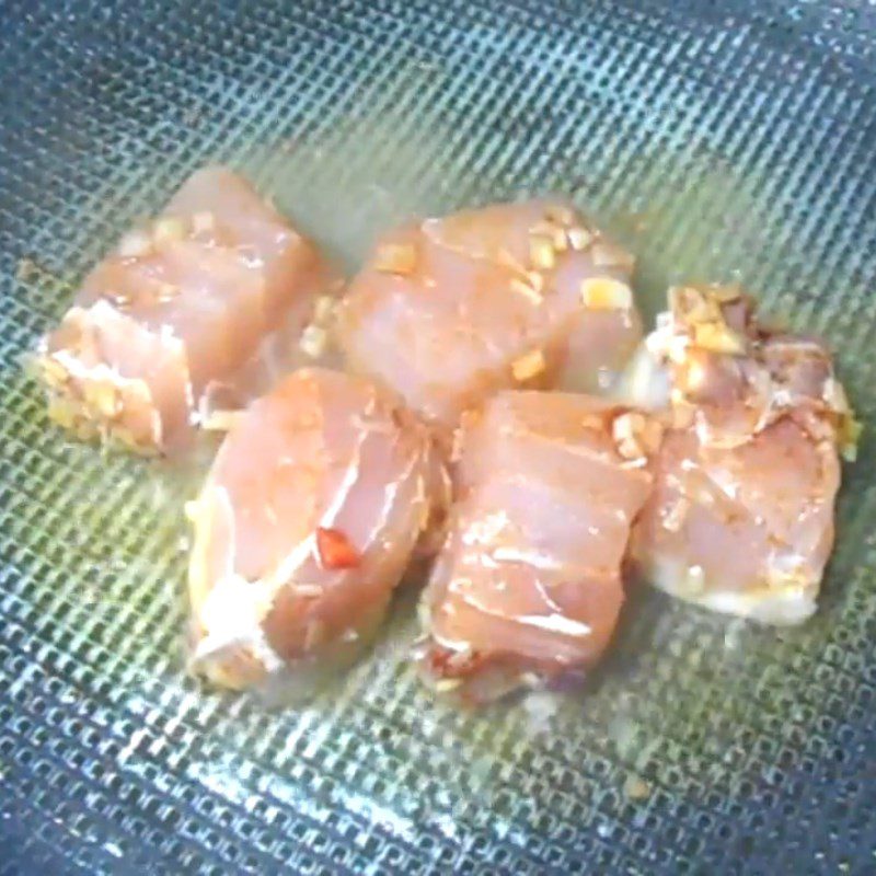 Step 3 Fry the fish Fried swordfish with lemongrass and chili