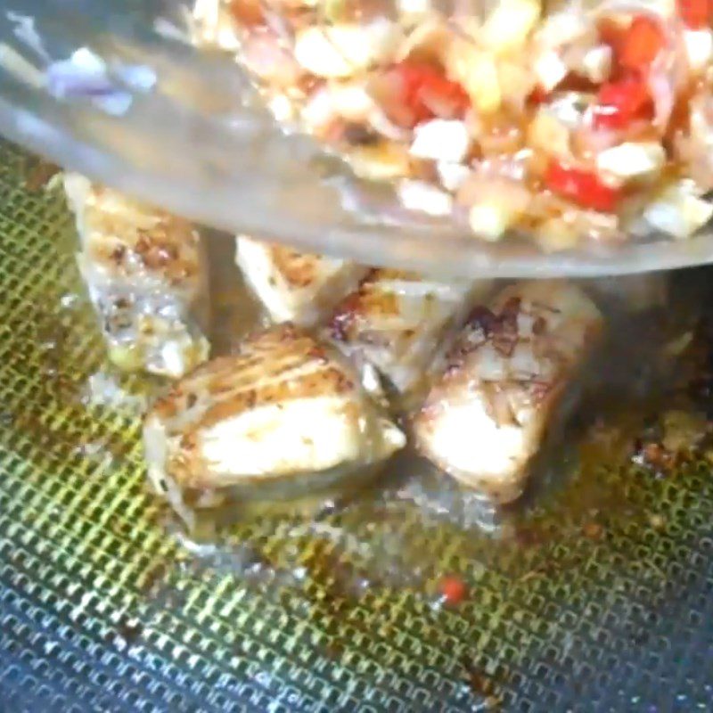 Step 3 Fry the fish Fried swordfish with lemongrass and chili