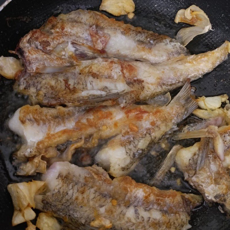 Step 2 Fry the fish Sun-dried mackerel fried with salt and chili