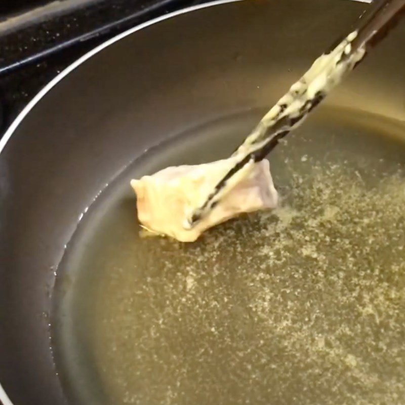 Step 4 Fry the fish for Tilapia noodle soup