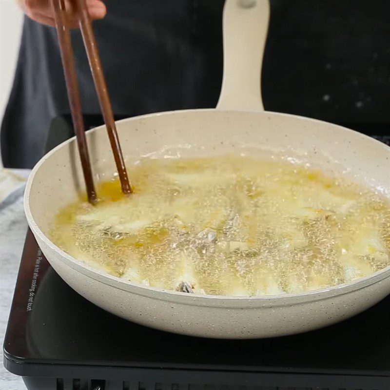 Step 3 Fry the goby fish for sour pickled goby fish with pork belly