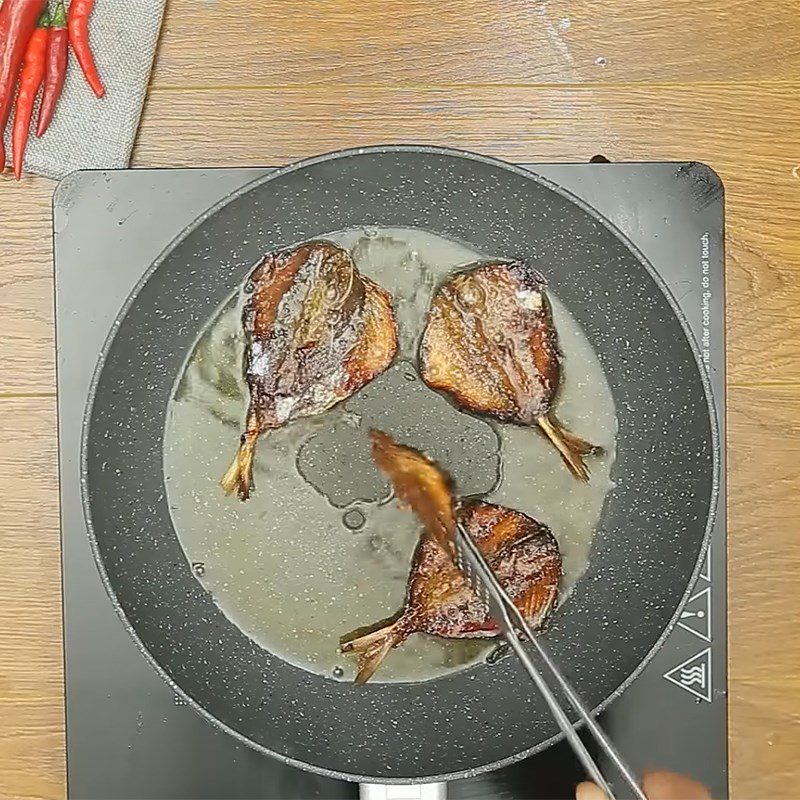 Step 1 Fry the dried mackerel Fried mackerel with tamarind sauce