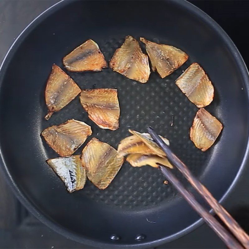 Step 1 Fry the dry yellow-striped fish Fried yellow-striped fish with fish sauce