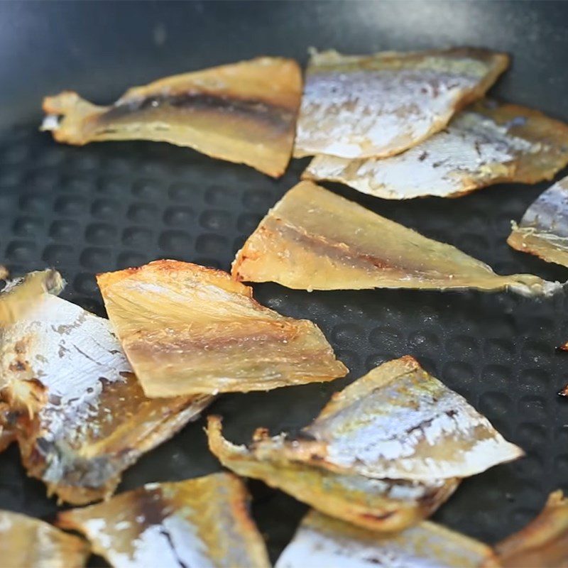 Step 1 Fry the dry yellow-striped fish Fried yellow-striped fish with fish sauce