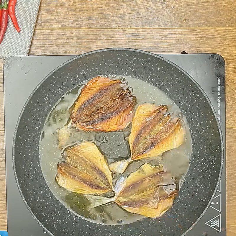 Step 1 Fry the dried mackerel Fried mackerel with tamarind sauce