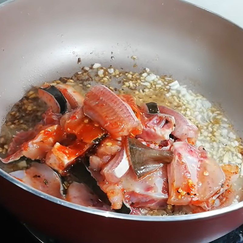 Step 3 Fry the stingray How to cook sour stingray soup