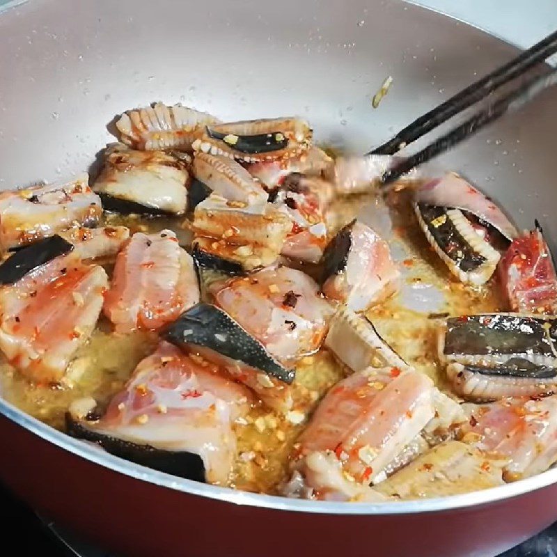 Step 3 Fry the stingray How to cook sour stingray soup