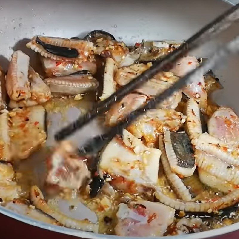 Step 3 Fry the stingray How to cook sour stingray soup