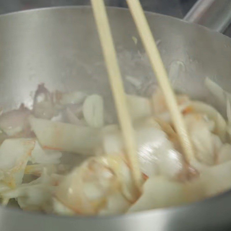 Step 3 Sauté sour bamboo shoots for sour bamboo shoot soup with snakehead fish