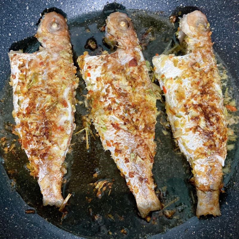 Step 2 Frying fish Fried fish with lemongrass and chili