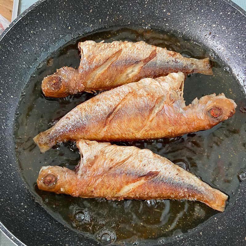 Step 2 Fry the fish Fried fish with fish sauce