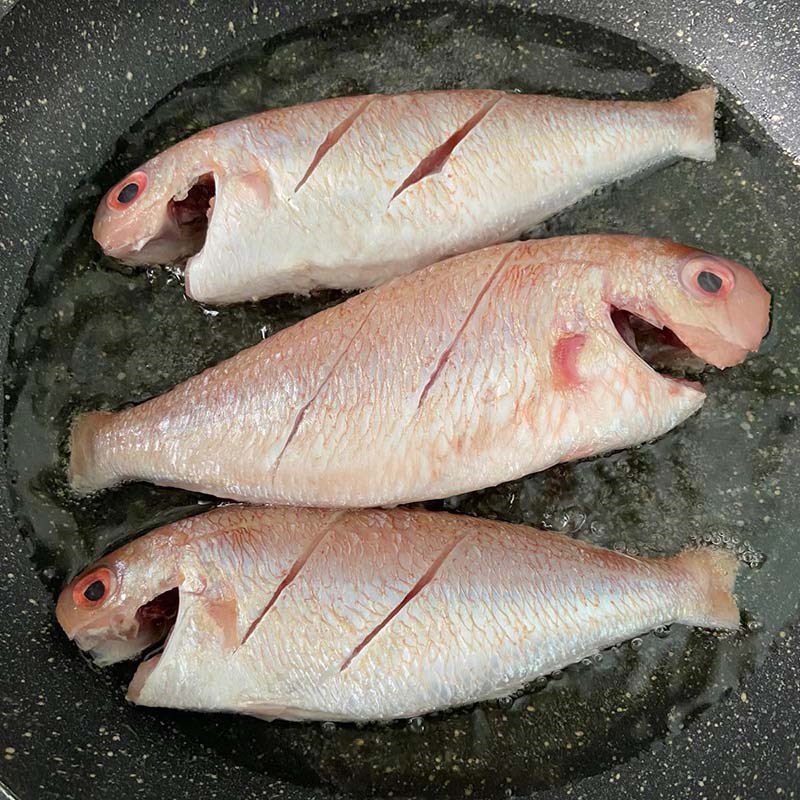 Step 2 Fry the fish Fried fish with fish sauce