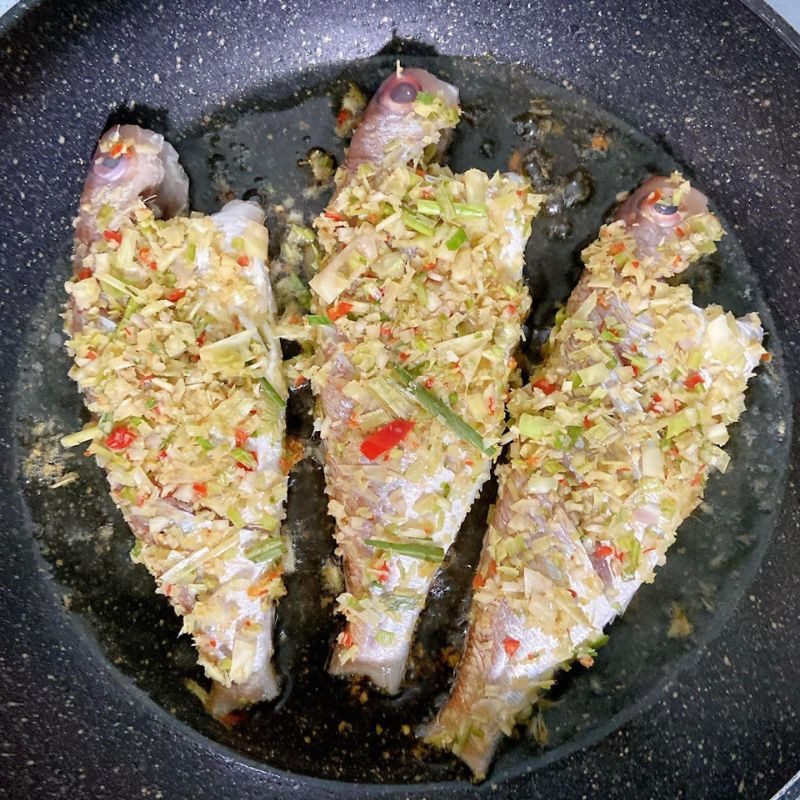 Step 2 Frying fish Fried fish with lemongrass and chili