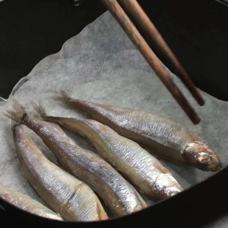 Step 2 Fry the fish for the first time How to fry fish roe using an air fryer