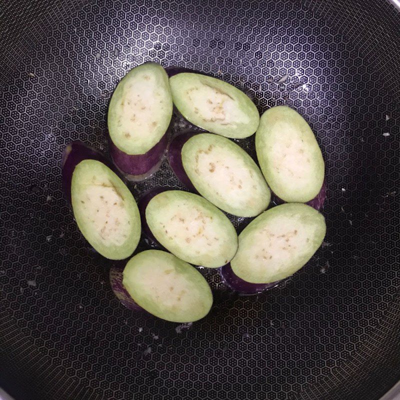 Step 3 Fry the eggplant Eggplant fried with fried shallots