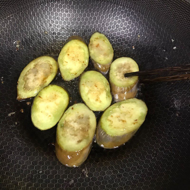 Step 3 Fry the eggplant Eggplant fried with fried shallots