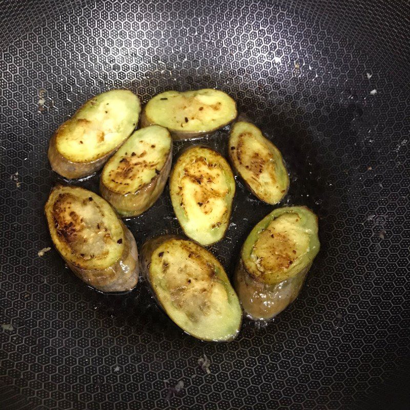 Step 3 Fry the eggplant Eggplant fried with fried shallots